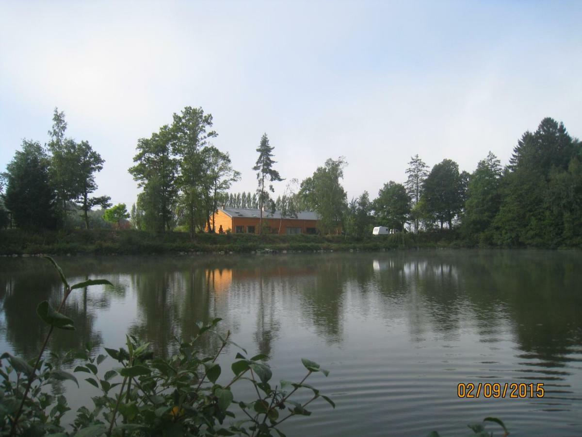 Florennes Gite Neuf 150 M2 Devant Un Grand Lac Prive De 2 Hectares Poissonneux Au Milieu Des Bois Exteriér fotografie