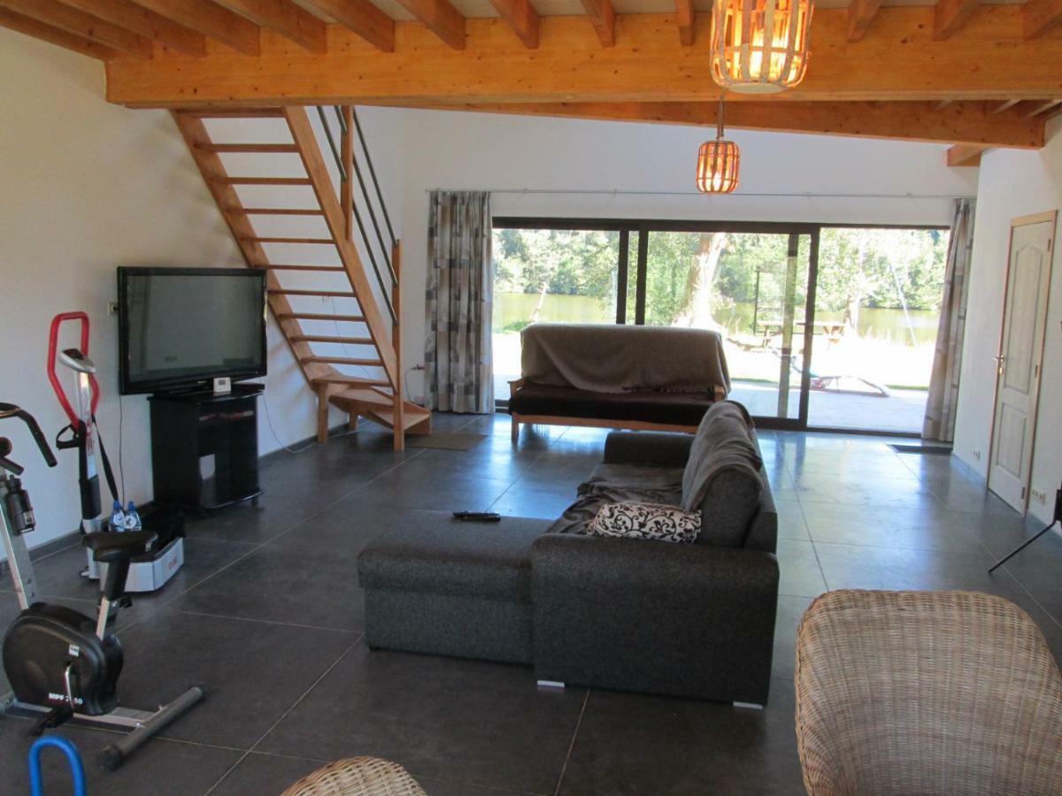 Florennes Gite Neuf 150 M2 Devant Un Grand Lac Prive De 2 Hectares Poissonneux Au Milieu Des Bois Exteriér fotografie